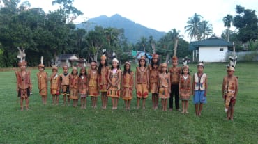 Dayak-Kinder in traditioneller Kleidung