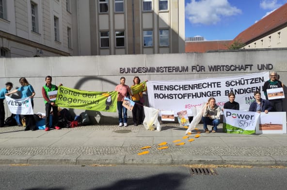 Petitionsübergabe Thema Bauxit in Berlin