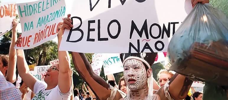 Indigene Proteste gegen Belo Monte in Brasilien Indigene demonstrieren mit Plakaten gegen Belo-Monte Staudamm