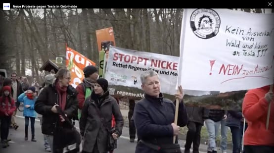 Demo mit RdR-Banner "Stoppt Nickel-Bergbau"