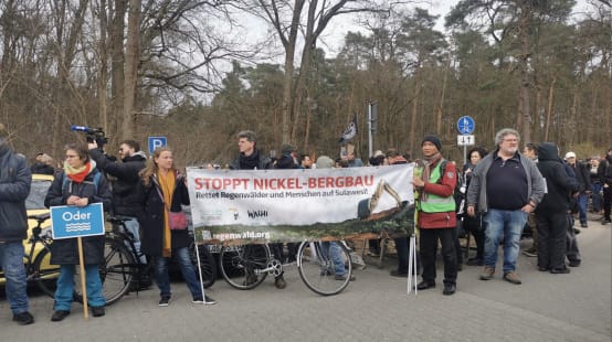 Banner "Stoppt Nickel Bergbau"  mit Stefanie Hess und Boboy Simanjuntak