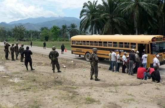 Soldaten vor einem Bus im Aguan-Tal