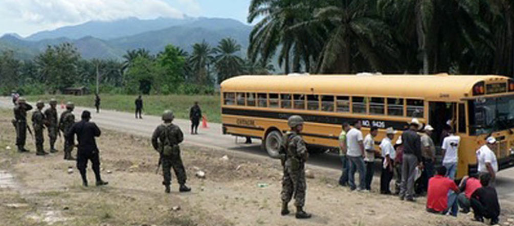 Im Aguan-Tal in Honduras herrscht Krieg um das Palmöl Soldaten vor einem Bus im Aguan-Tal
