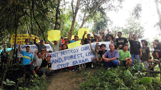 Indigene protestieren mit Bannern im Regenwald von Sarawak gegen den Baram-Staudamm