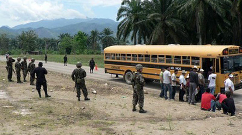 Im Aguan-Tal in Honduras herrscht Krieg um das Palmöl Soldaten vor einem Bus im Aguan-Tal