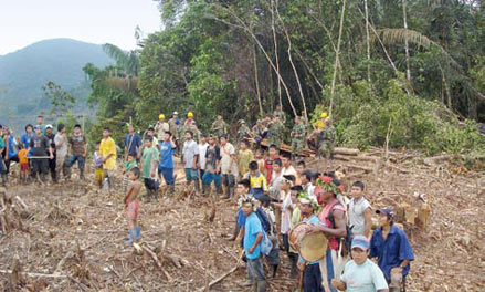 Trotz Soldaten im Rücken stoppen Indianer die Bergbaufirma (Foto: OIA,Colombia)