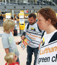 Demonstranten informieren Lufthansa-Passagiere über Agrosprit