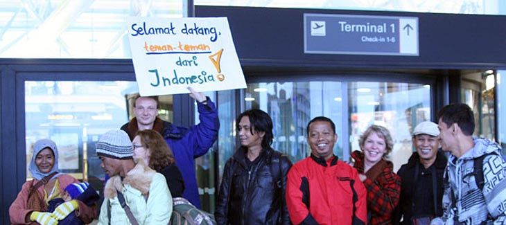 Indonesische Delegation vor dem Hamburger Flughafen