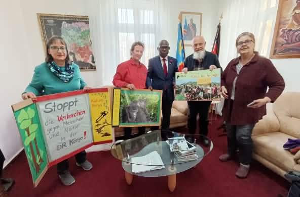 Wir übergeben 225.129 Unterschriften bei der kongolesischen Botschaft