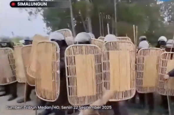 Angreifer hinter Schildern