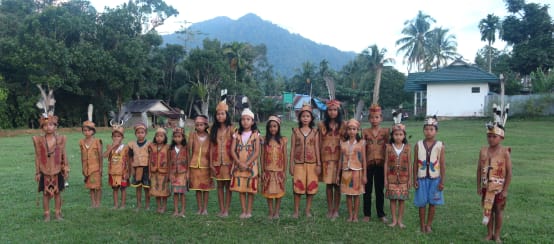 Dayak-Kinder in traditioneller Kleidung