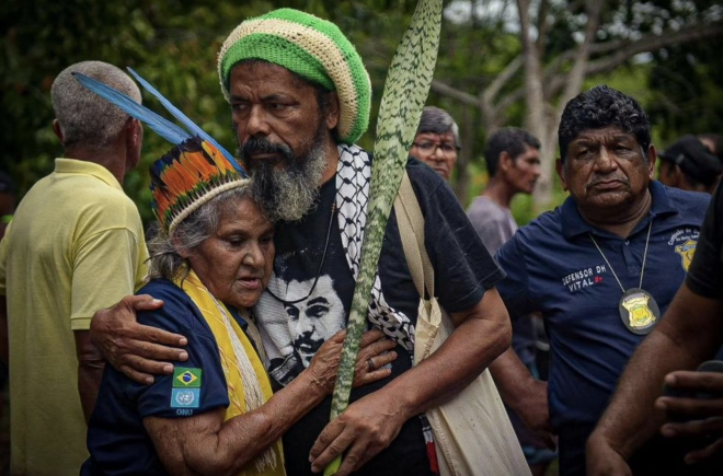 Joelson von der RdR-Partnerorganisation Teia dos Povos umarmt Maria Muniz Tupinambá, die Schwester der erschossenen indigenen Führerin Maria de Fátima Muniz Pataxó („Nega“)