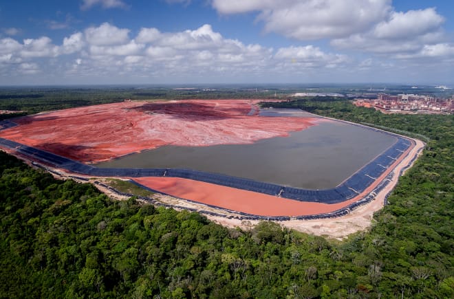 Bauxitraffinerie im Amazonasregenwald