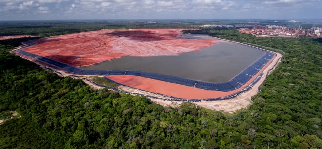 Luftaufnahmen der toxischen Rotschlamm-Deponien von Hydro Alunorte im Amazonasregenwald
