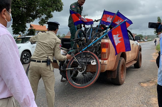 Polizei lädt Räder von Umweltschützern bei Demonstration auf Auto