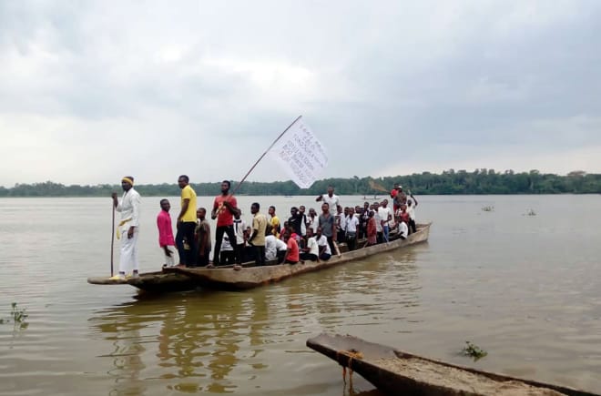 Dorfbewohner demonstrieren auf Booten gegen die Vergiftung des Flusses Aruwimi