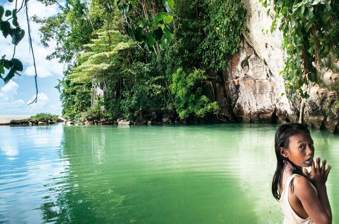 Mädchen bei einer Bucht in Sulawesi