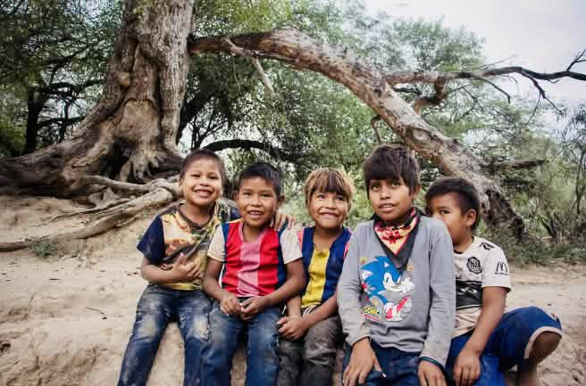 Kinder am Fuß eines Baumes
