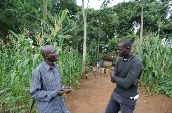 Umweltschützer Maxwell Atuhura (rechts) berät Bevölkerung in Uganda