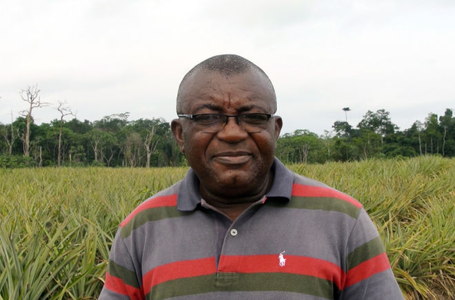 Odey Oyama vor Ananas Plantage