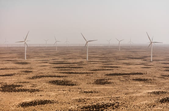 Symbolbild: Windkraftanlagen in einem Wüstengebiet