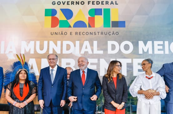 Präsident Lula da Silva zusammen mit Ministerinnen und Ministern vor einem Plakat zum Weltumwelttag