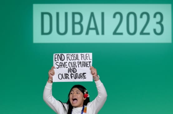 Protest während COP 28: End fossil fuel. Save our planet and our future