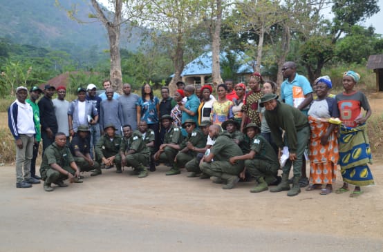 Dorfbewohner, Umweltschützer und Eco-Guards diskutieren über Gefahren des Schutzgebiets Afi Mountain, Nigeria