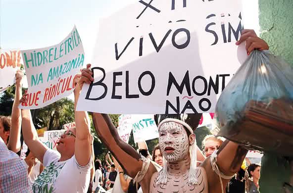 Indigene demonstrieren mit Plakaten gegen Belo-Monte Staudamm