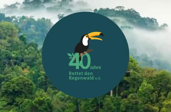 $0 Jahre Rettet den Regenwald: Vereinslogo vor Regenwald-Hintergrund