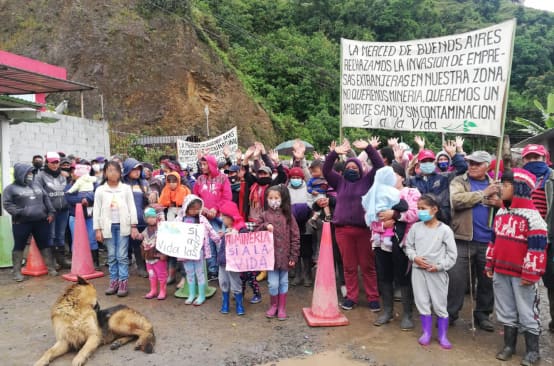 Menschen protestieren gegen den Bergbau mit Bannern und Plakaten