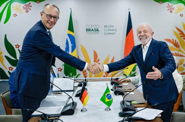 Brasiliens Präsident Lula da Silva und Bundeskanzler Merz während der COP30