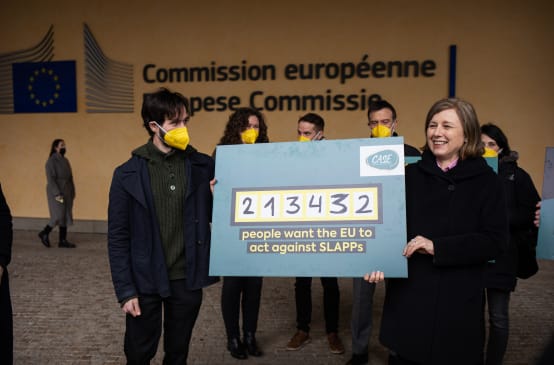EU-Kommissarin Věra Jourová (rechts) nimmt die Petition entgegen