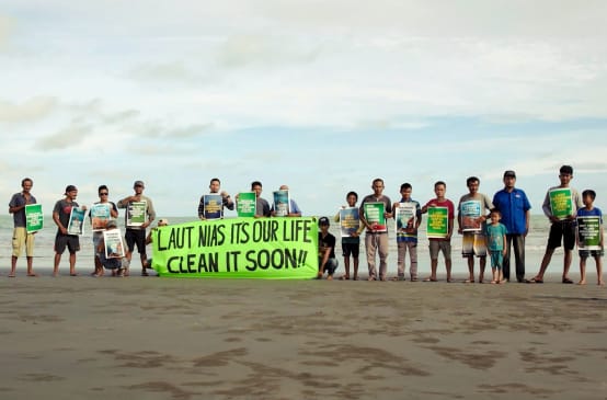 Demo an einem Strand auf der Insel Nias in Indonesien