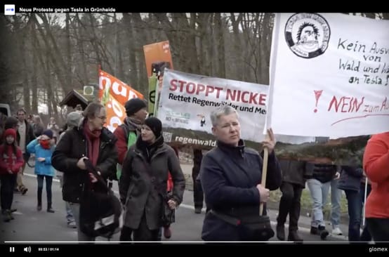 Demo mit RdR-Banner "Stoppt Nickel-Bergbau"