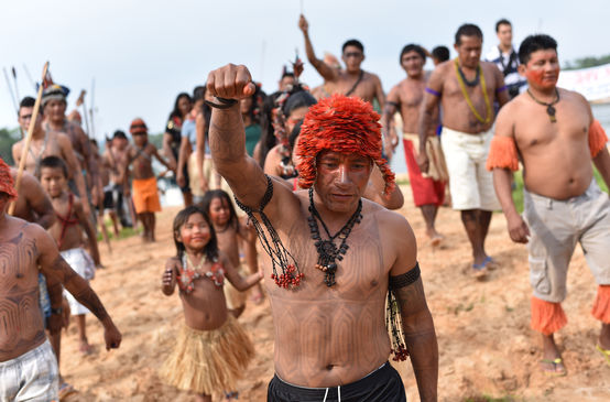 Indigene Mundurukú demonstrieren gegen einen Staudamm am Fluss Tapajos