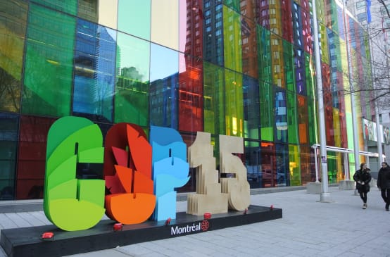 Schriftzug COP15 vor dem Kongress-Zentrum in Montréal