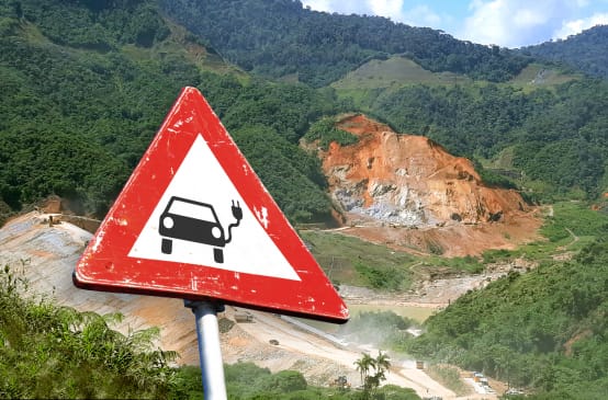 Collage: Verkehrsschild mit einem Elektroauto vor einer Tagebaumine im Regenwald von Ecuador