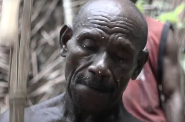 Großaufnahme eines Papua, Filmszene