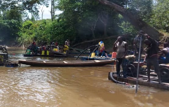 Goldsucher auf einem Fluss in der Elfenbeinküste