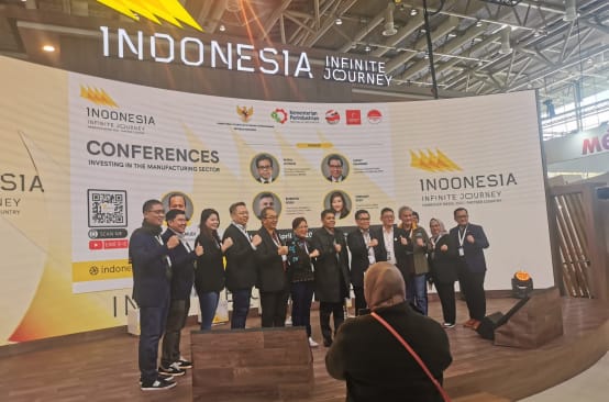 Indonesier auf Podium vor Konferenz-Hintergrund