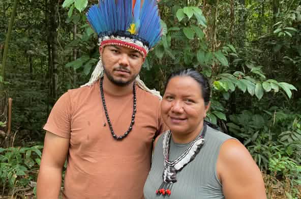 Porträt einer indigenen Frau mit Federhalskette rechts und eines jungen indigenen Mannes mit Federkrone rechts