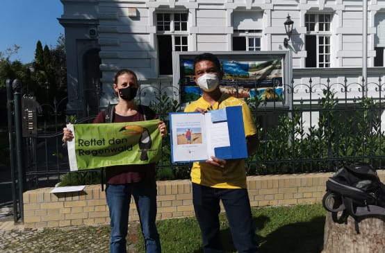 Rettet den Regenwald übergibt eine Petition in der Botschaft von Tansania
