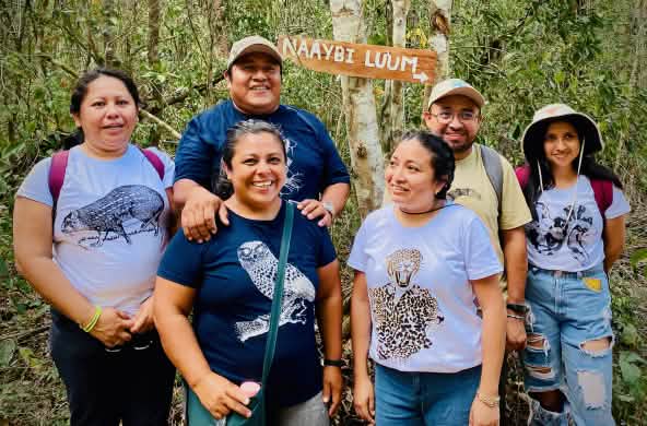 Sechs Personen von  Túumben Ko'oben - fünf Frauen und ein Mann stehen im Regenwald
