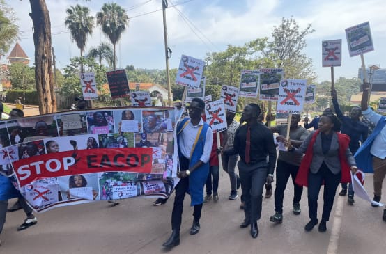 Studenten demonstrieren in Uganda gegen die Pipeline EACOP