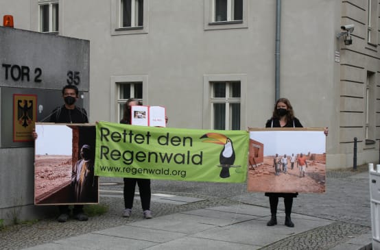 Bob, Marianne und Stef vor der Übergabe der Petition 1235 an den Wirtschaftsminister