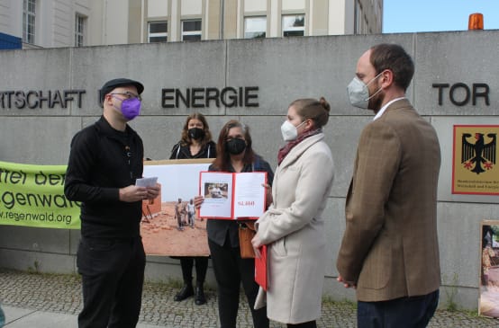 RdR, FIAN und Powershift überreichen die Petition 1235