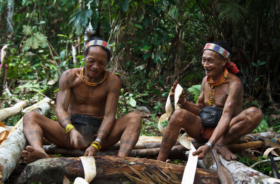 Zwei Indigene Mentawaier auf der der Insel Siberut, Indonesien