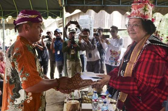 Willem Hengki und Siti Nurbaya, im Hintergrund viele Fotografen