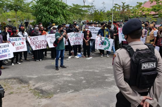 Protest der Bürger von Kinipan auf Borneo vor dem Gericht in Palangkaraya 2022